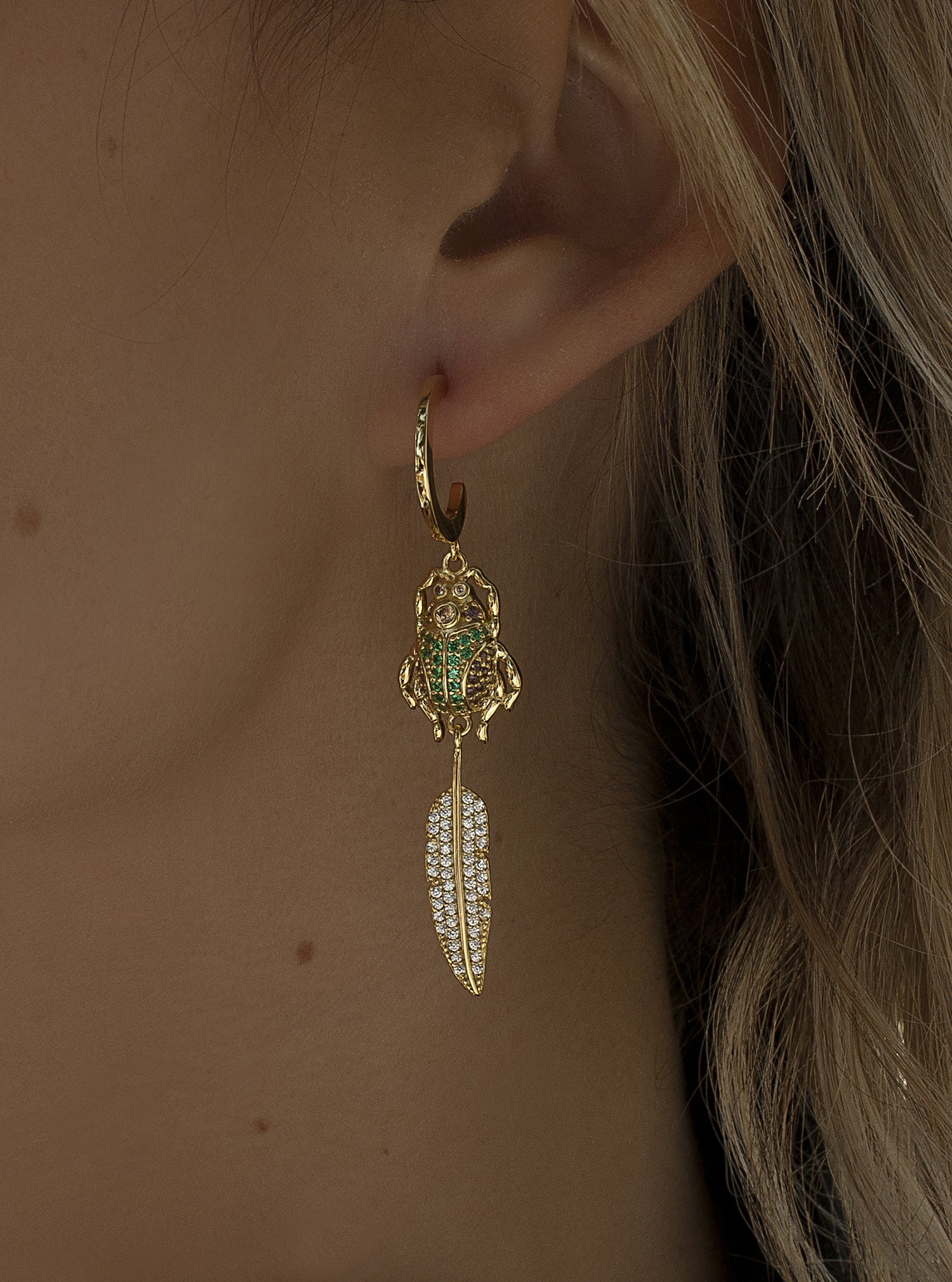 Boucles d'oreilles créoles avec pendentifs en forme de scarabée et de feuille