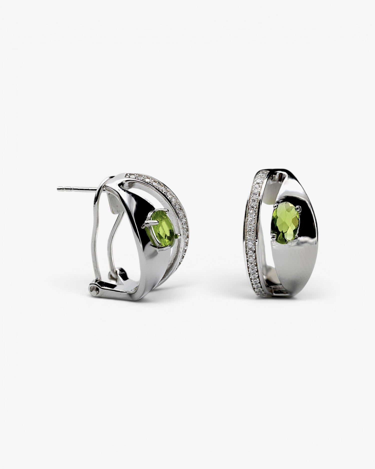 Pendientes cierre omega diseño de cuarzo adamantino verde