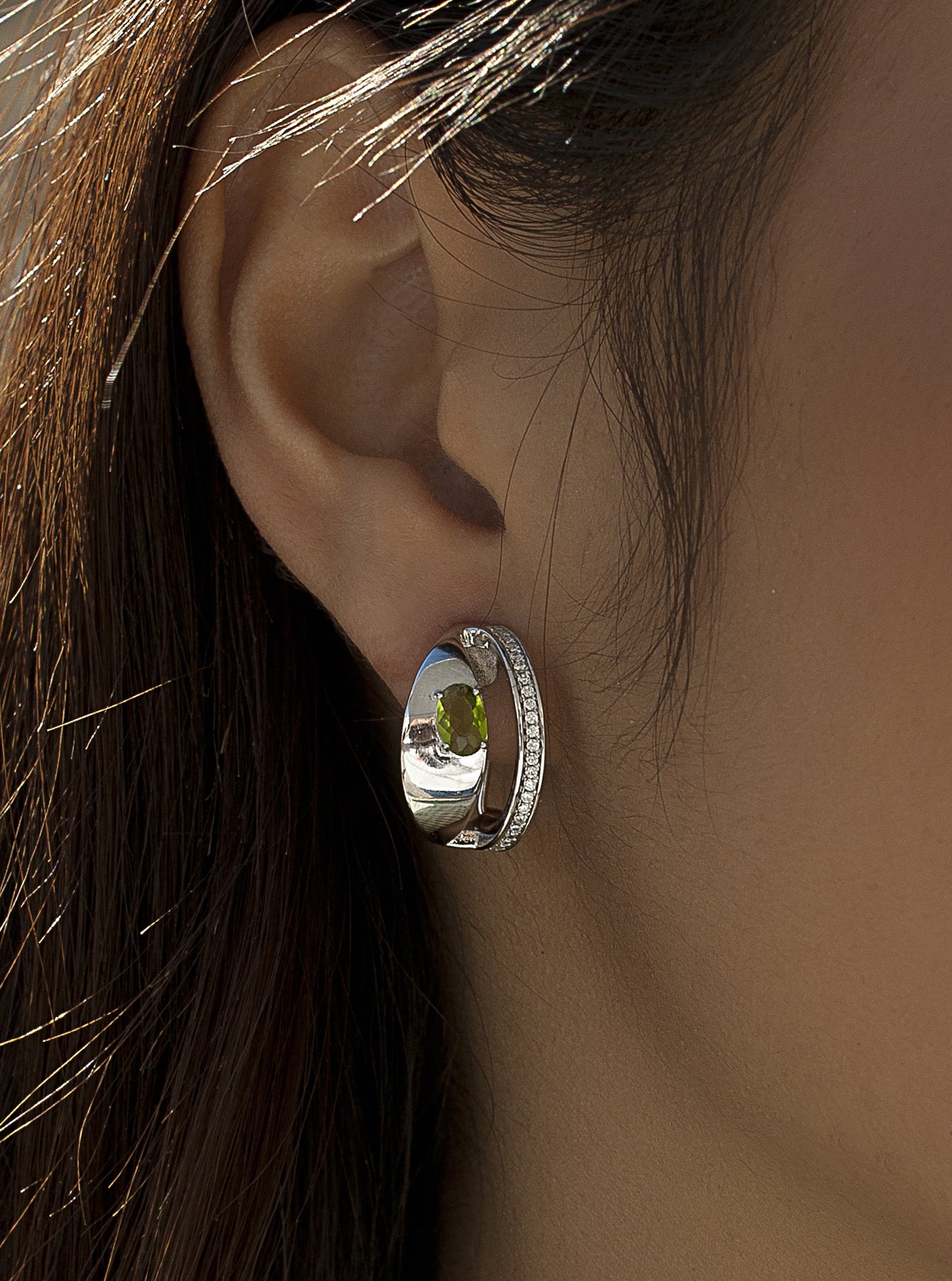 Pendientes cierre omega diseño de cuarzo adamantino verde