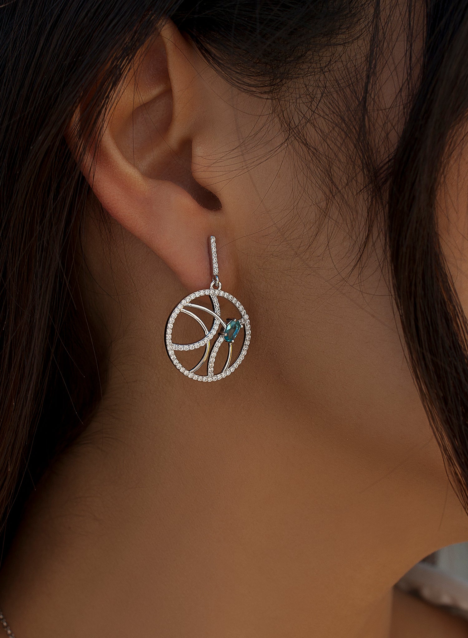 Boucles d'oreilles avec pendentifs ornés de zirconiums cubiques et de pierres précieuses.