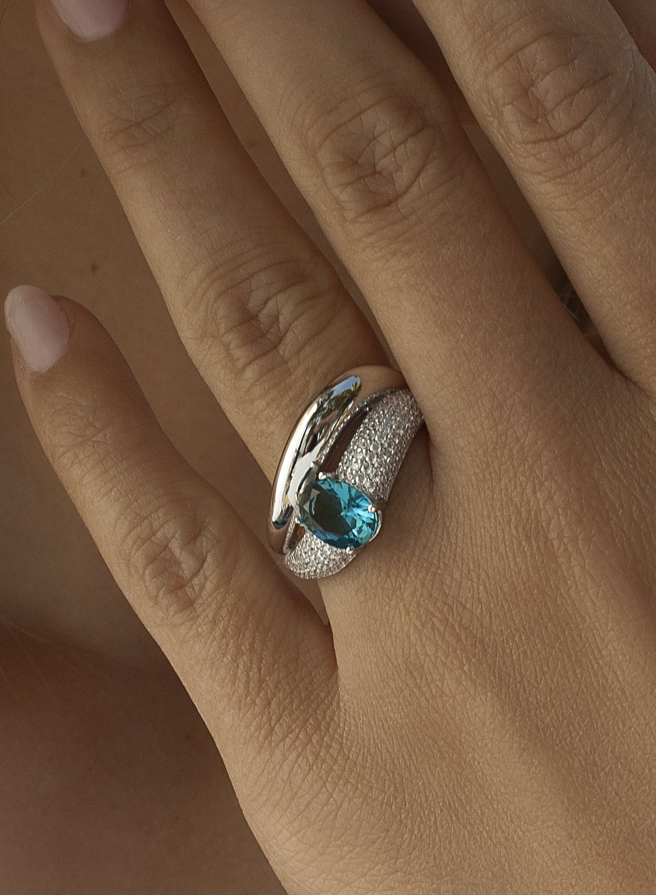 Anillos de diseño curvo con gema en tono aguamarina