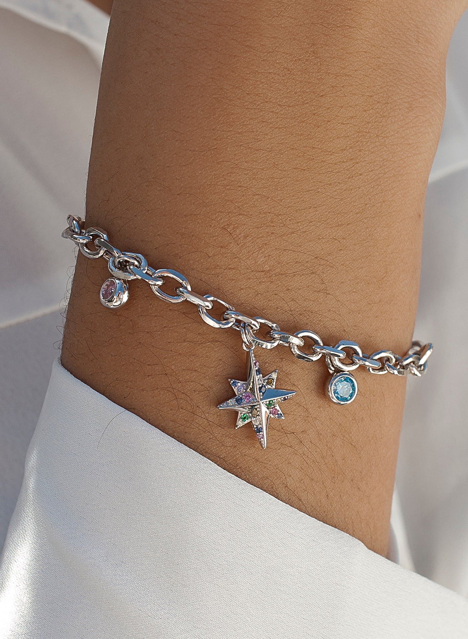 Pulseras con colgantes en plata motivos azules y rosas