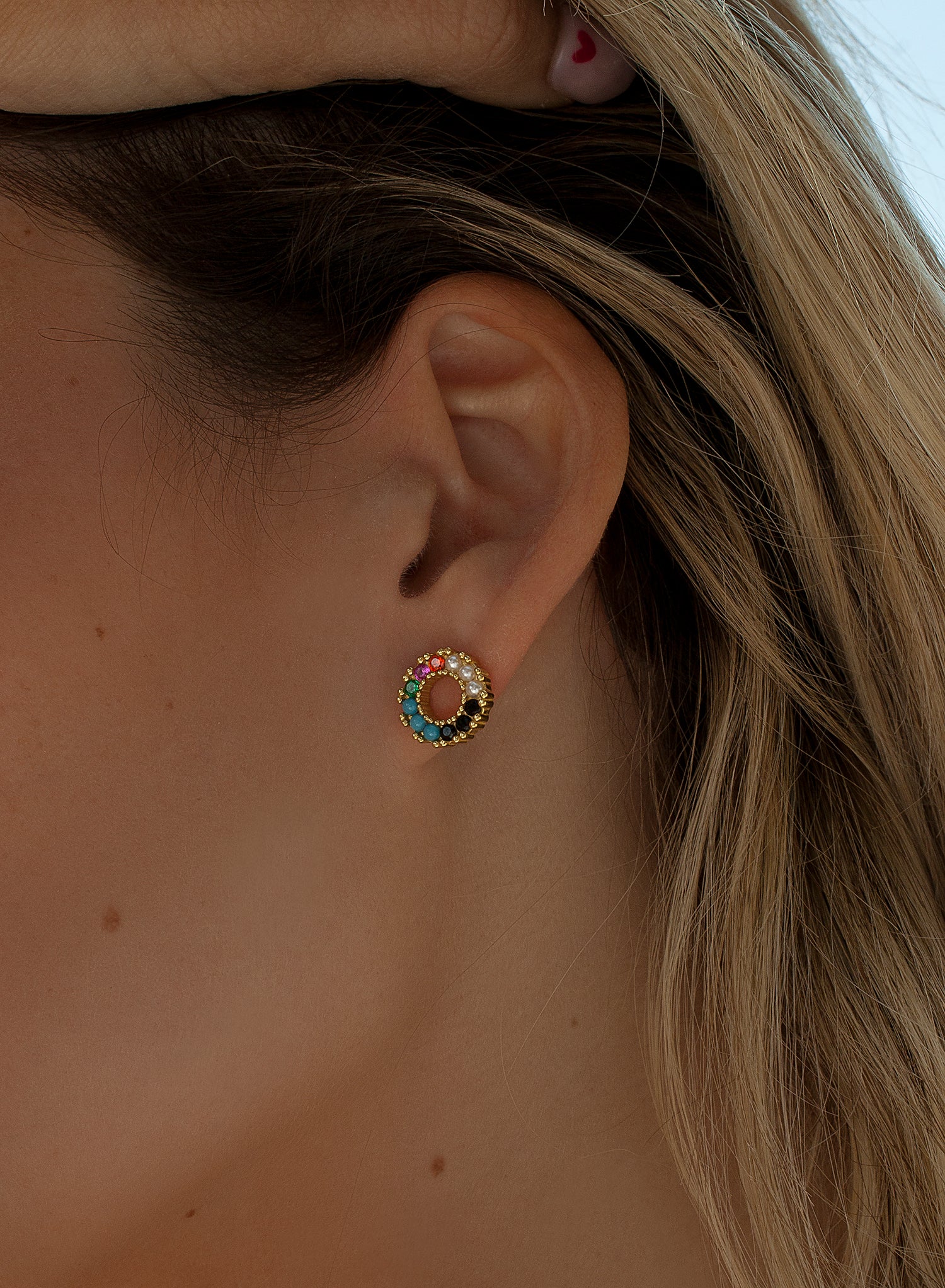 Pendientes pequeños dorados con piedras de colores