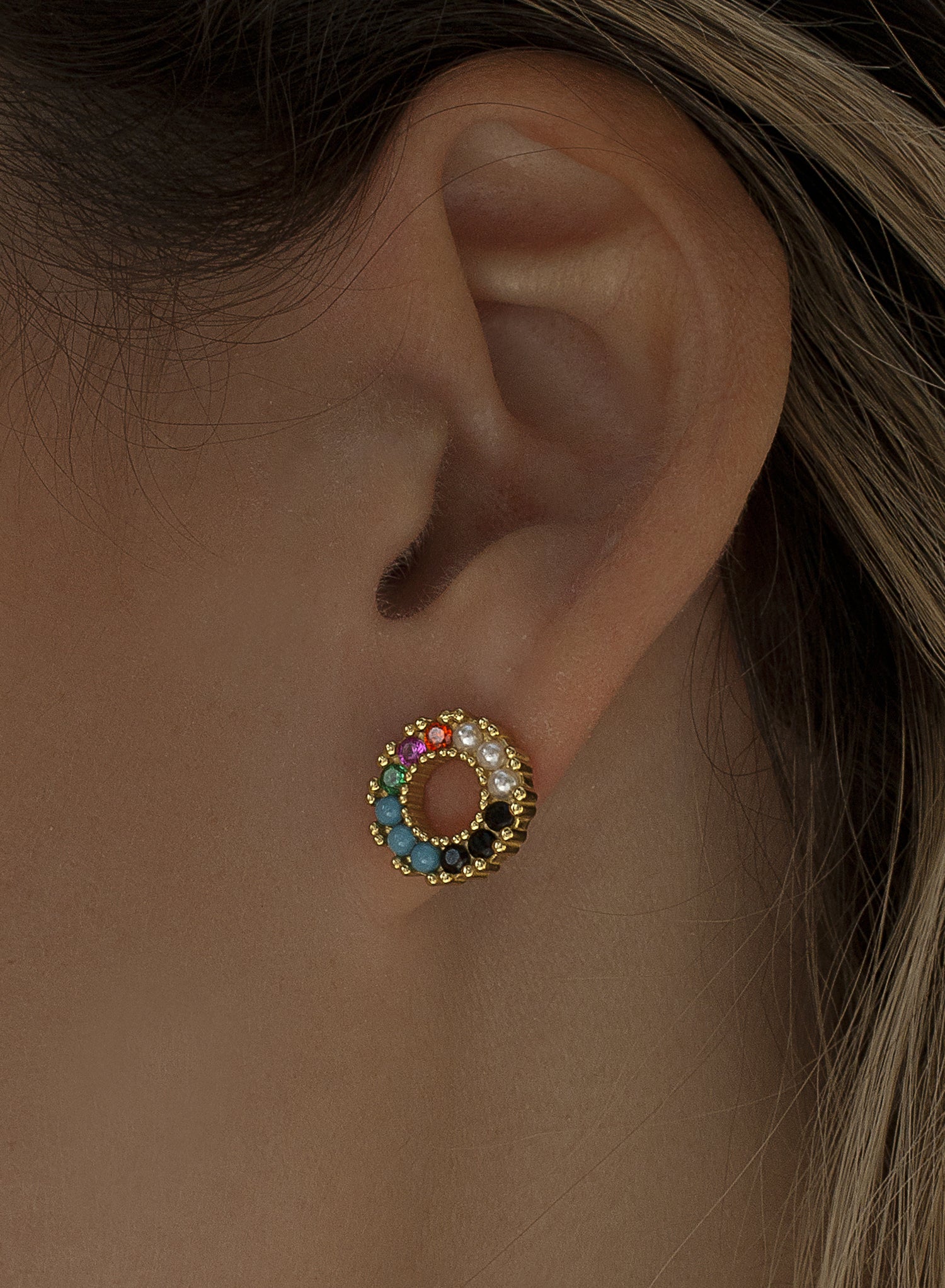 Pendientes pequeños dorados con piedras de colores