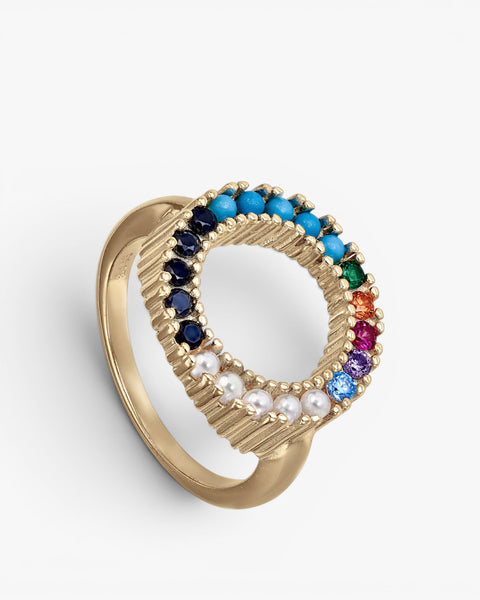 Anillos anchos dorados diseño circular de gemas y perlas
