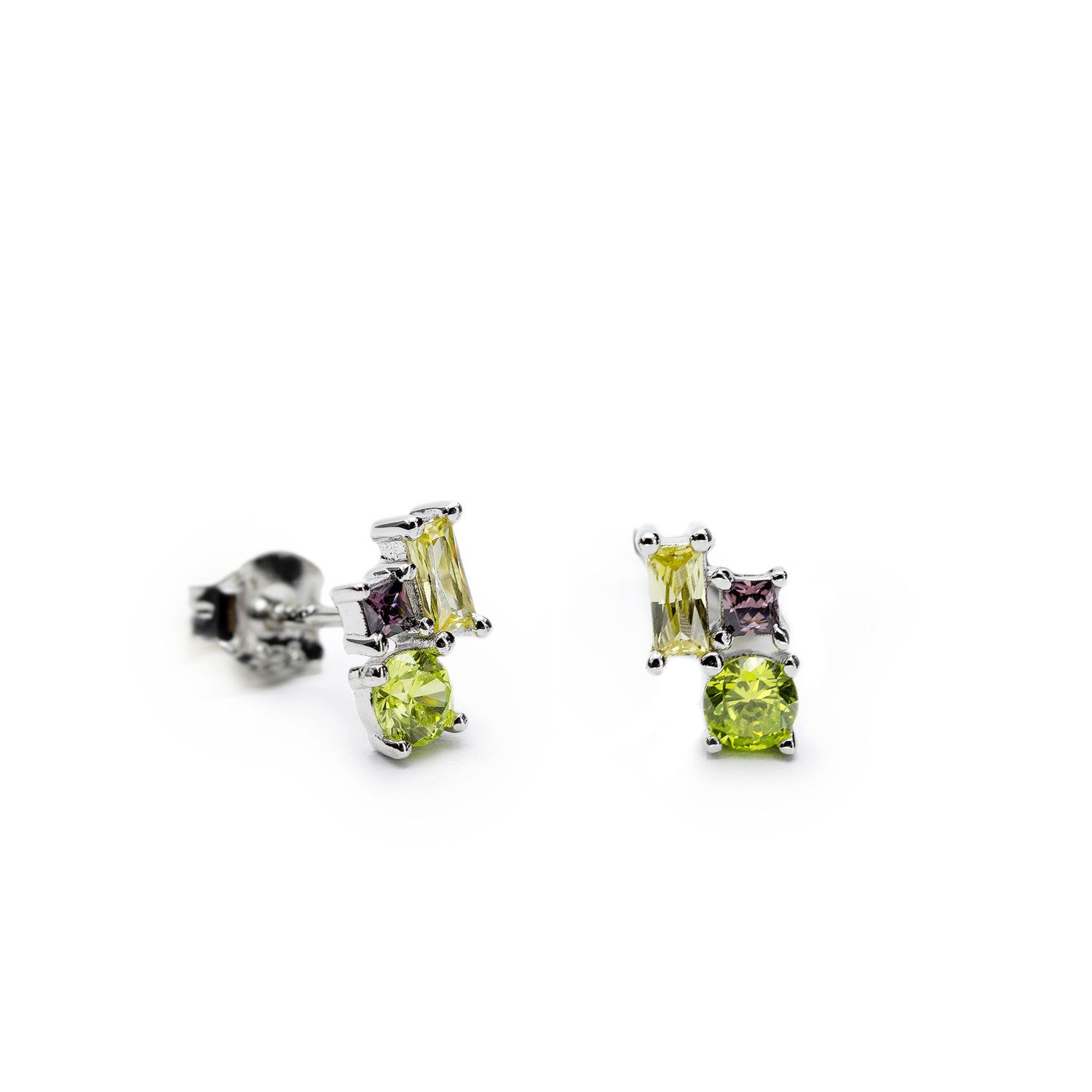 Petites boucles d'oreilles ornées de quartz adamantine taillé rond.