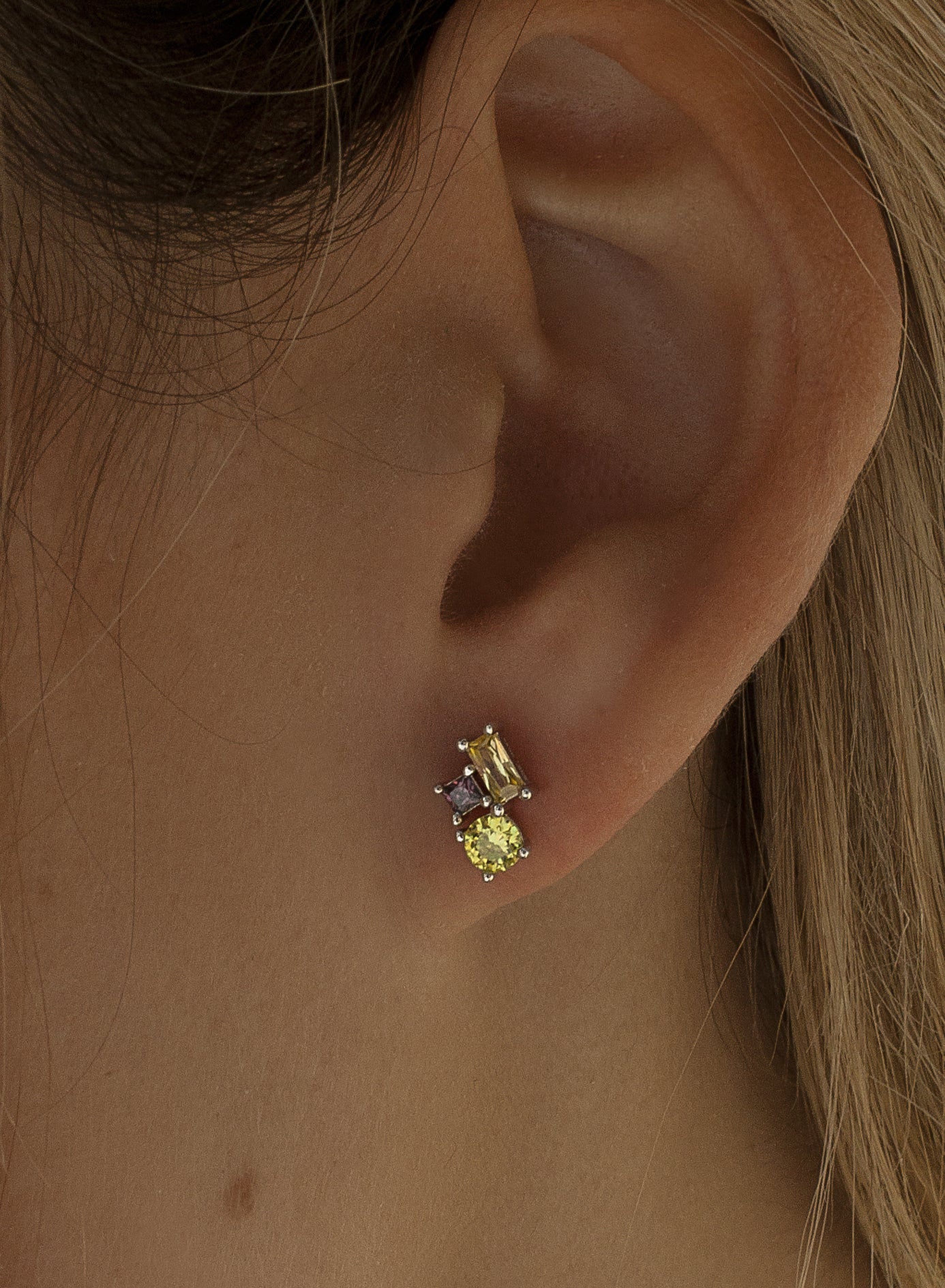 Petites boucles d'oreilles ornées de quartz adamantine taillé rond.