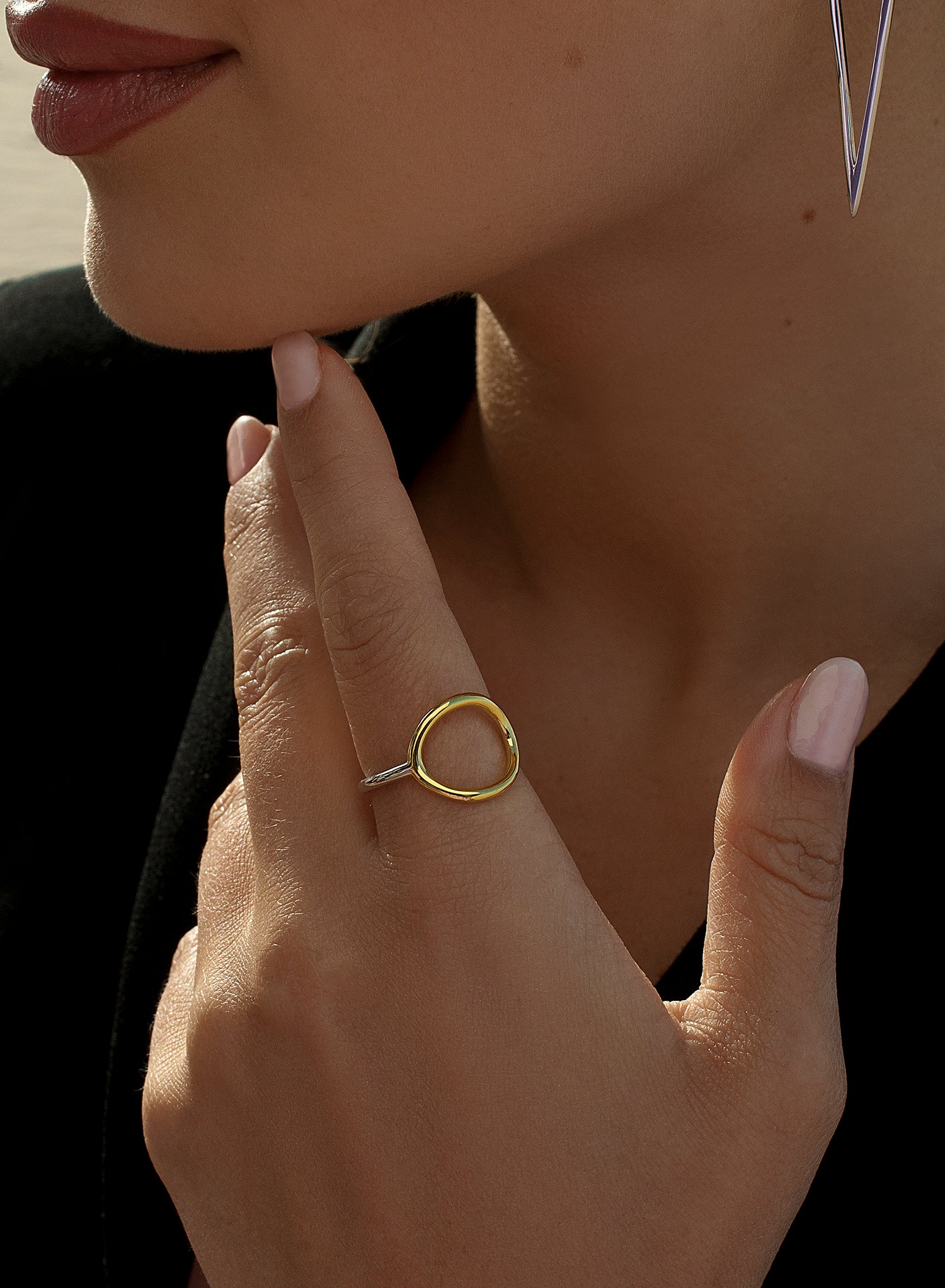 Anillos de plata diseño fino con motivo circular dorado