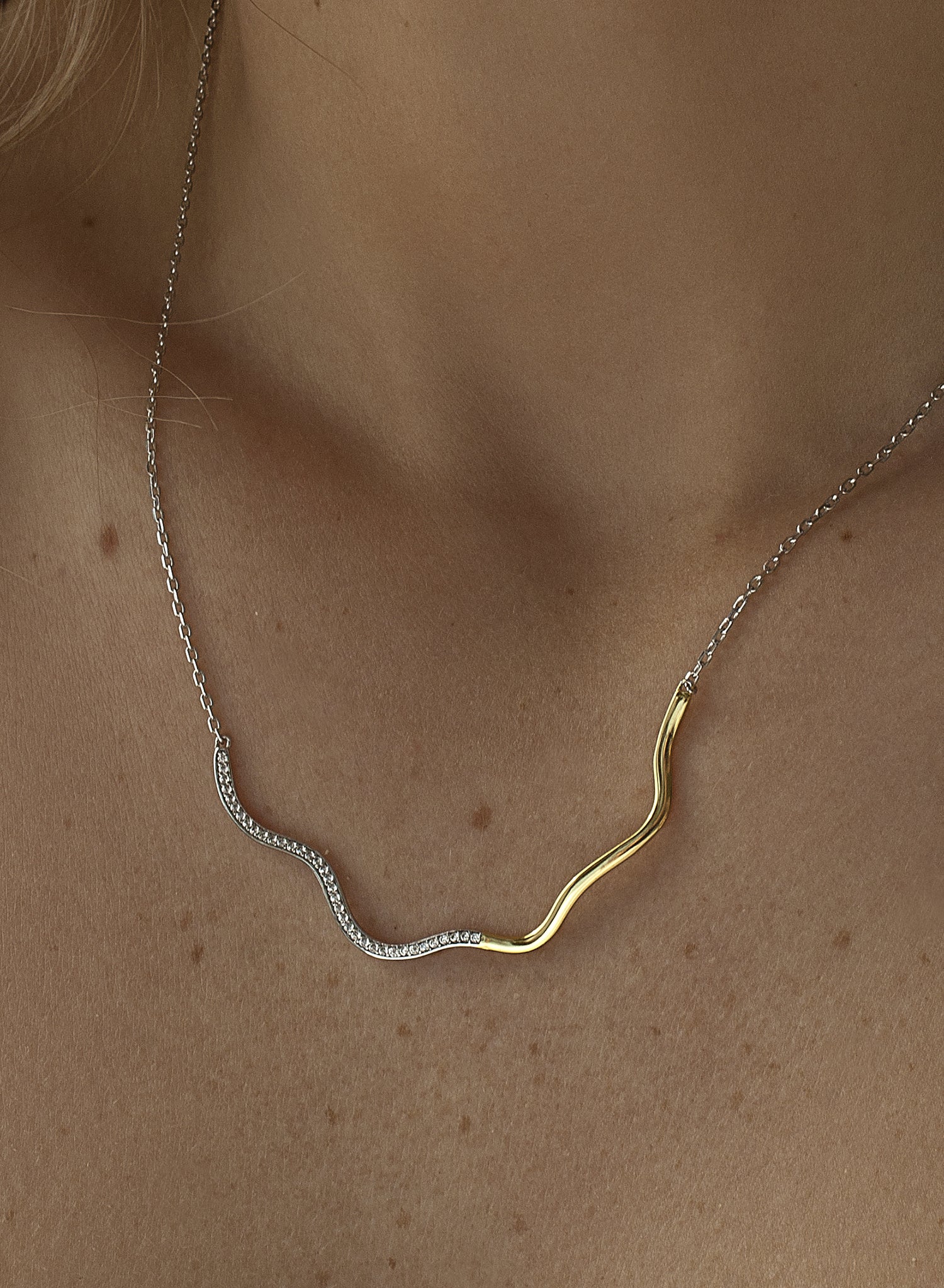 Bicolor pendants with zirconia wave design