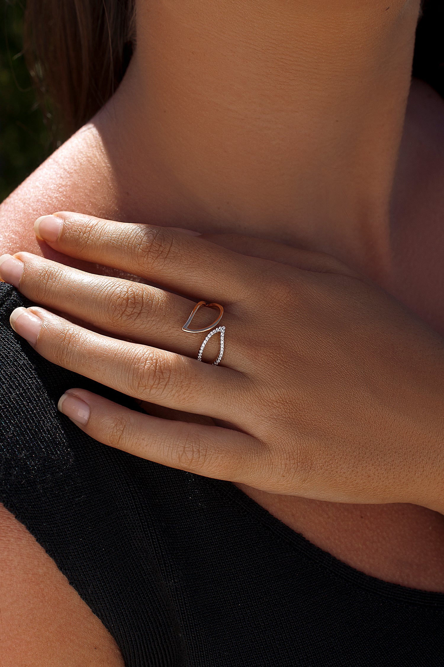 Anillos de diseño hoja efecto espejo con circonitas