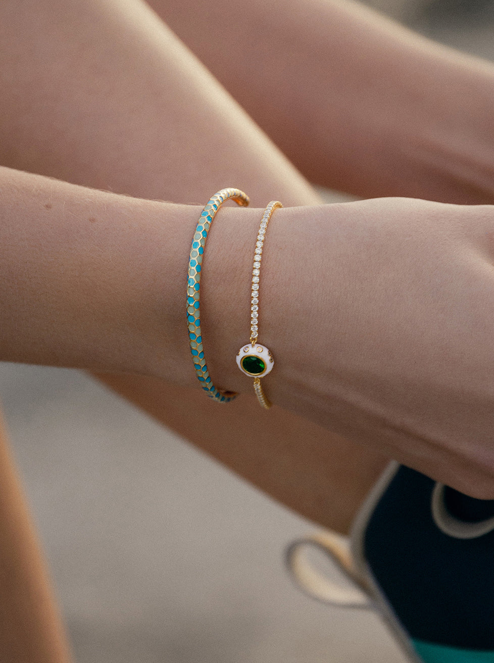 Bracelet d'esclave en argent émaillé au design rétro