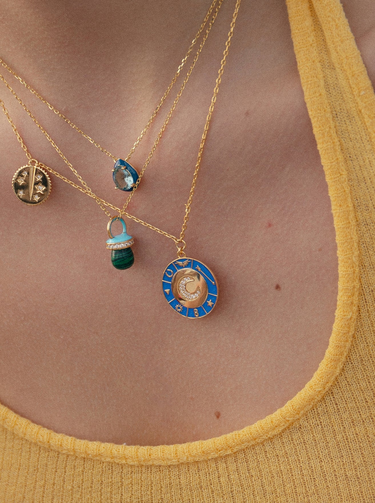 Collar de plata baño dorado diseño medalla con esmalte