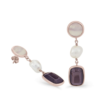 Pendientes de piedra natural en tonos tierra y detalle de perla