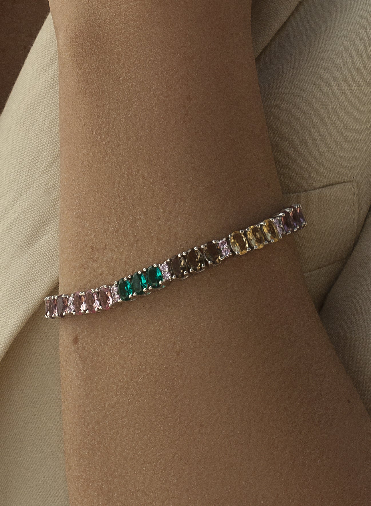 Bracelets ornés de pierres scintillantes et de zirconiums cubiques