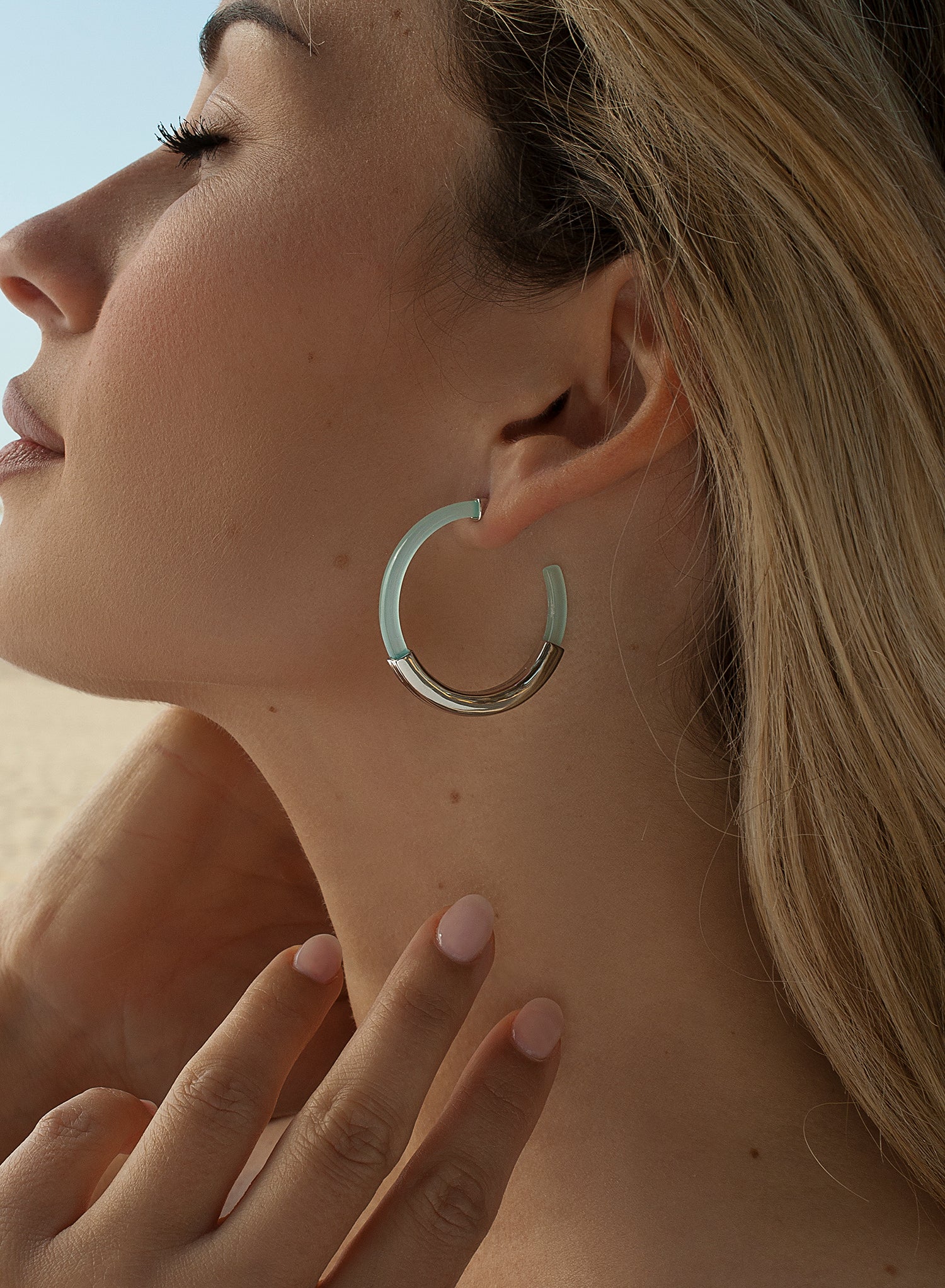 Pendientes aro diseño resina tono azul y banda de plata lisa central