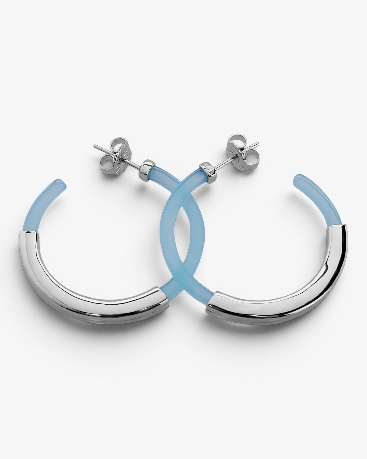 Pendientes aro diseño resina tono azul y banda de plata lisa central