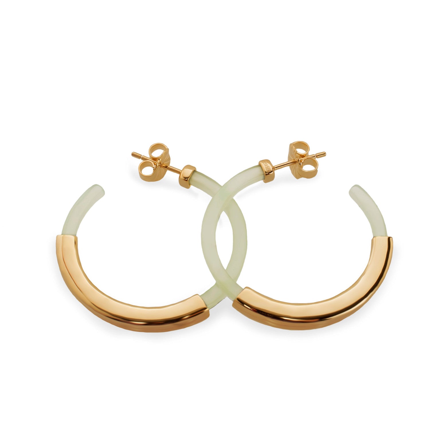 Boucles d'oreilles créoles, modèle en résine de couleur verte avec un anneau central lisse en argent.