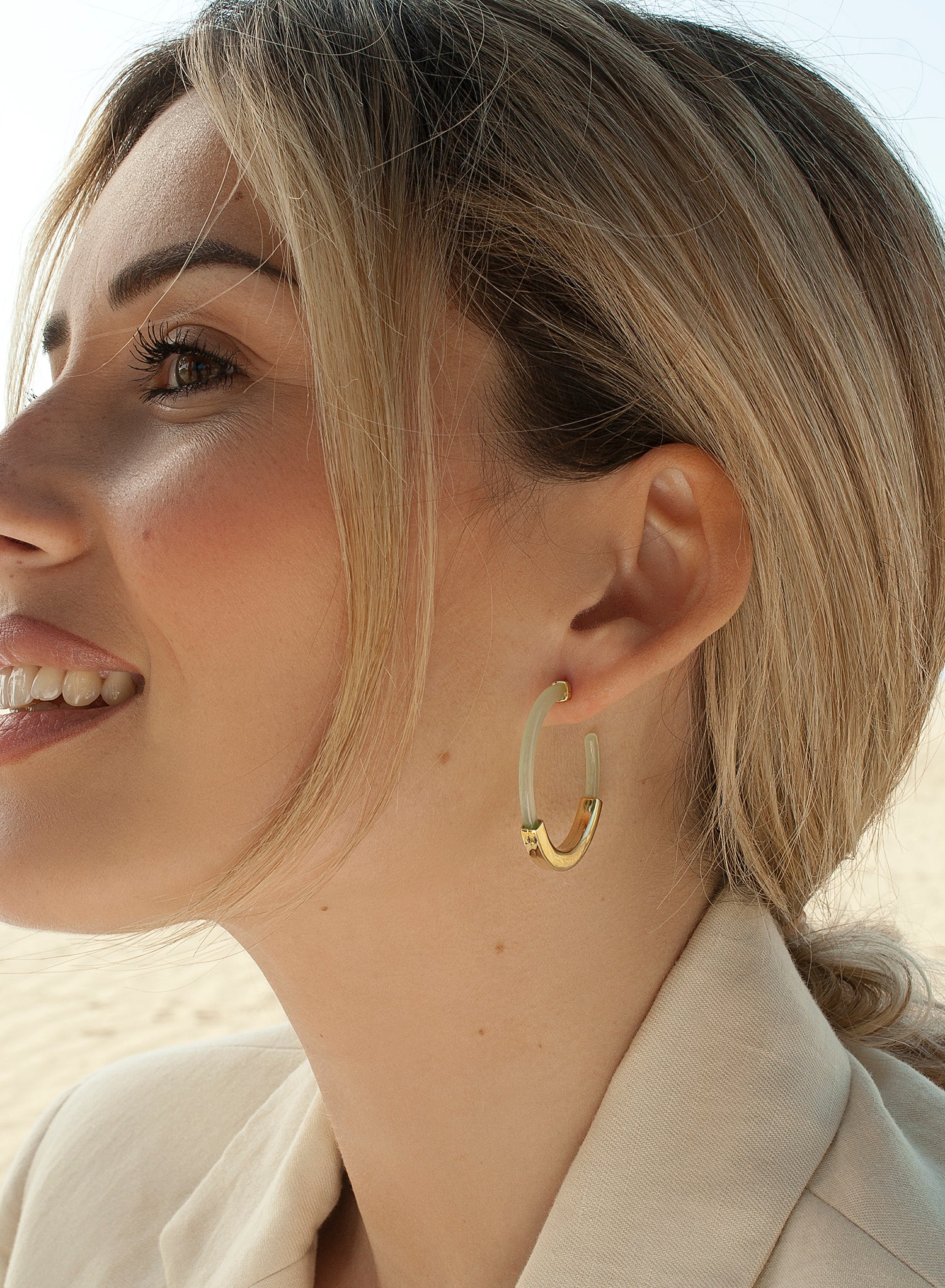 Boucles d'oreilles créoles, modèle en résine de couleur verte avec un anneau central lisse en argent.
