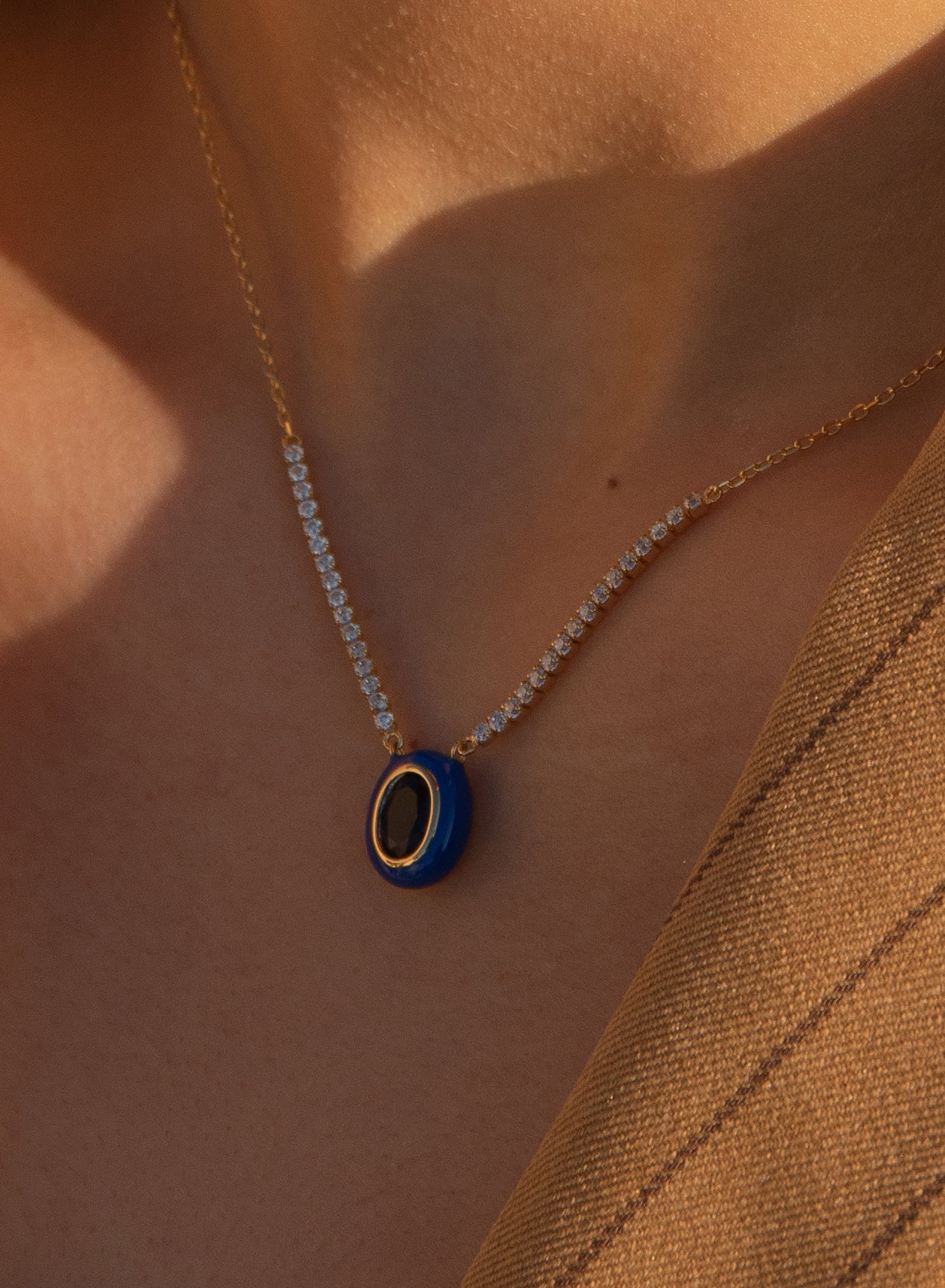 Colliers en argent ornés de pierres et d'émail bleu foncé