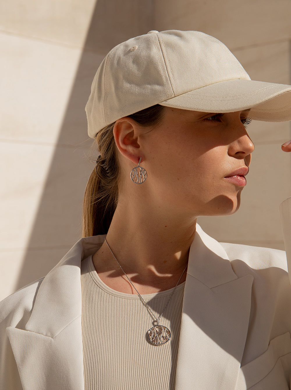 Pendientes bicolor diseño circular con detalles entrelazados