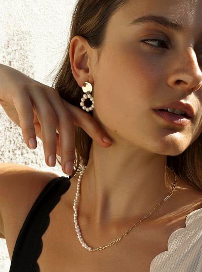 Pendientes perlas diseño circular con botón dorado