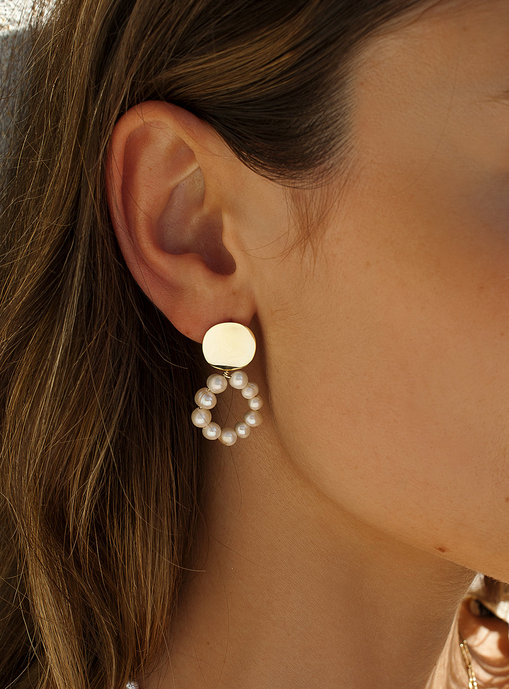 Boucles d'oreilles en perles design circulaire avec bouton plaqué or