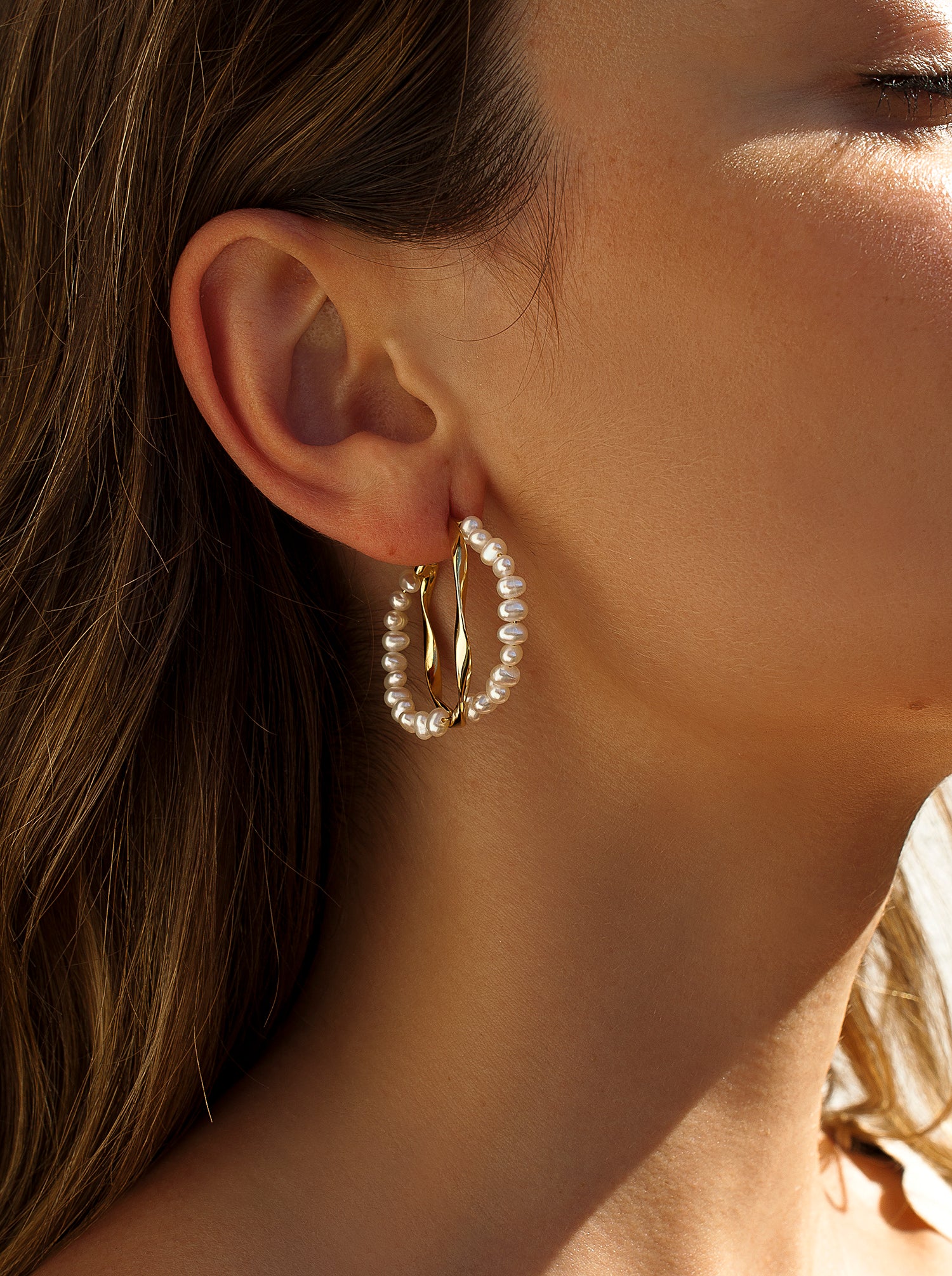 Original hoop earrings with pearl band and gold plated design