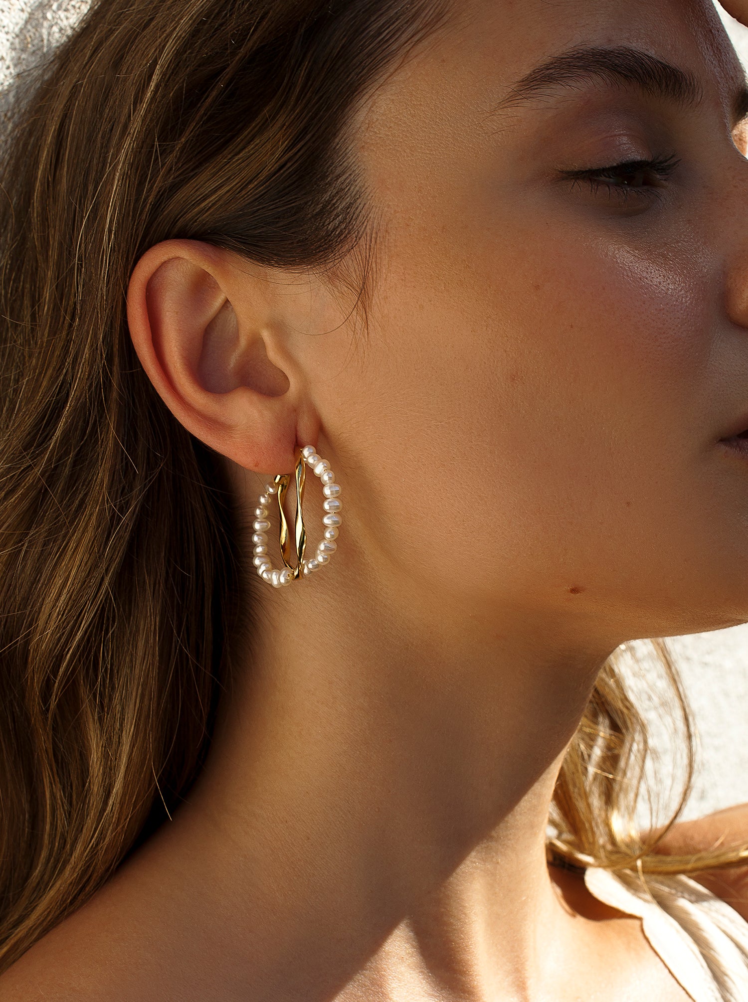 Original hoop earrings with pearl band and gold plated design