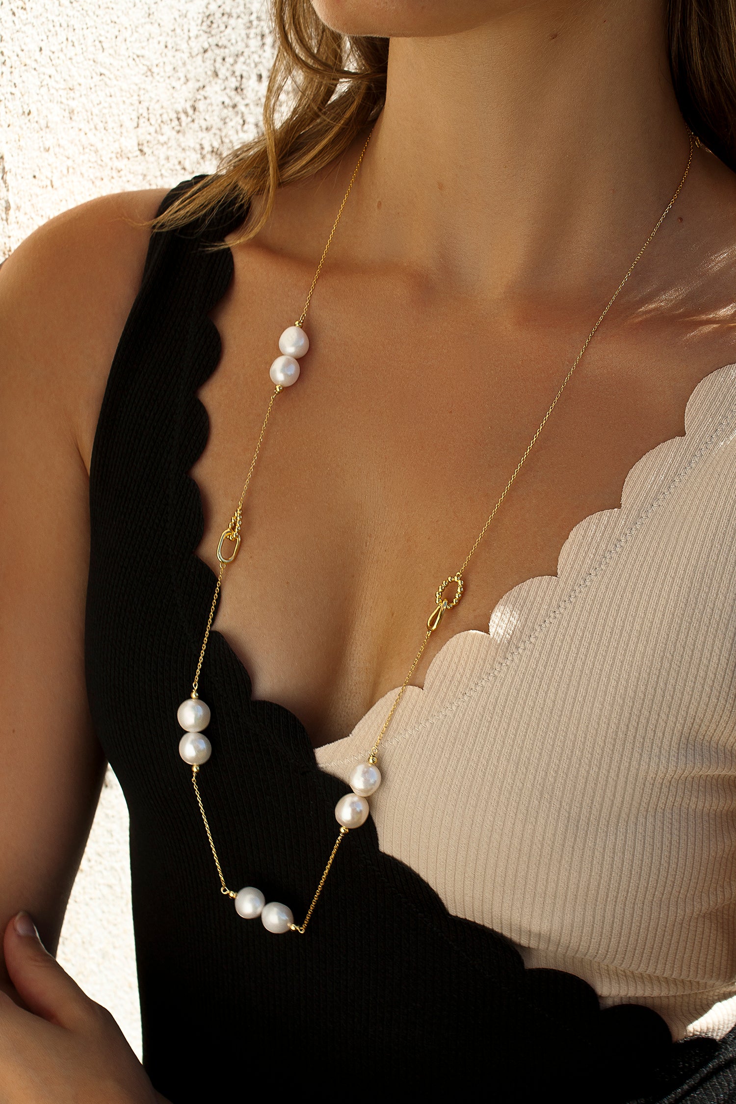 Collares largos diseño de eslabones dorados y perlas