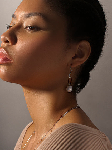 Boucles d'oreilles pendantes en perles avec un design à maillons irréguliers