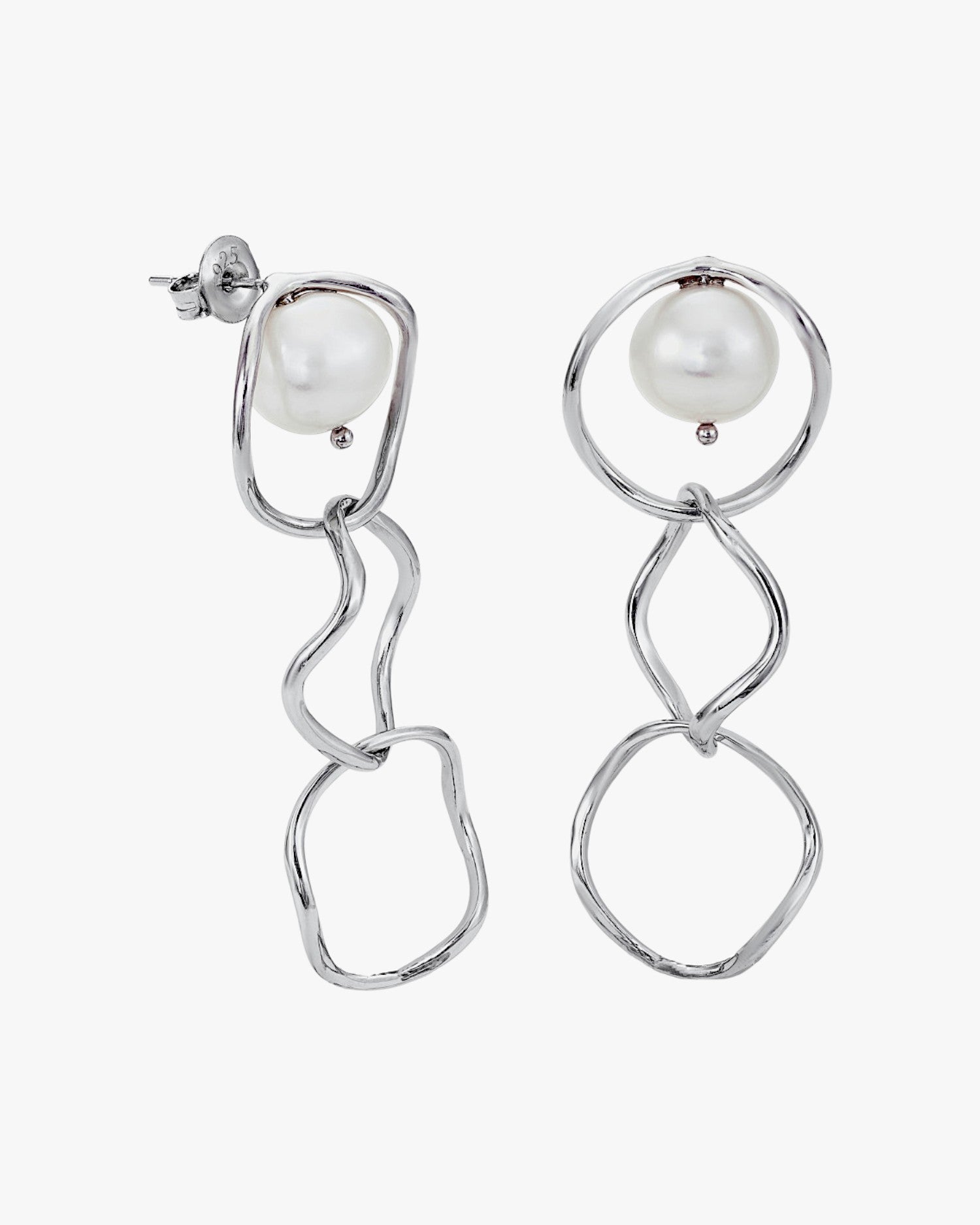 Pendientes largos detalle perla diseño de tres aros