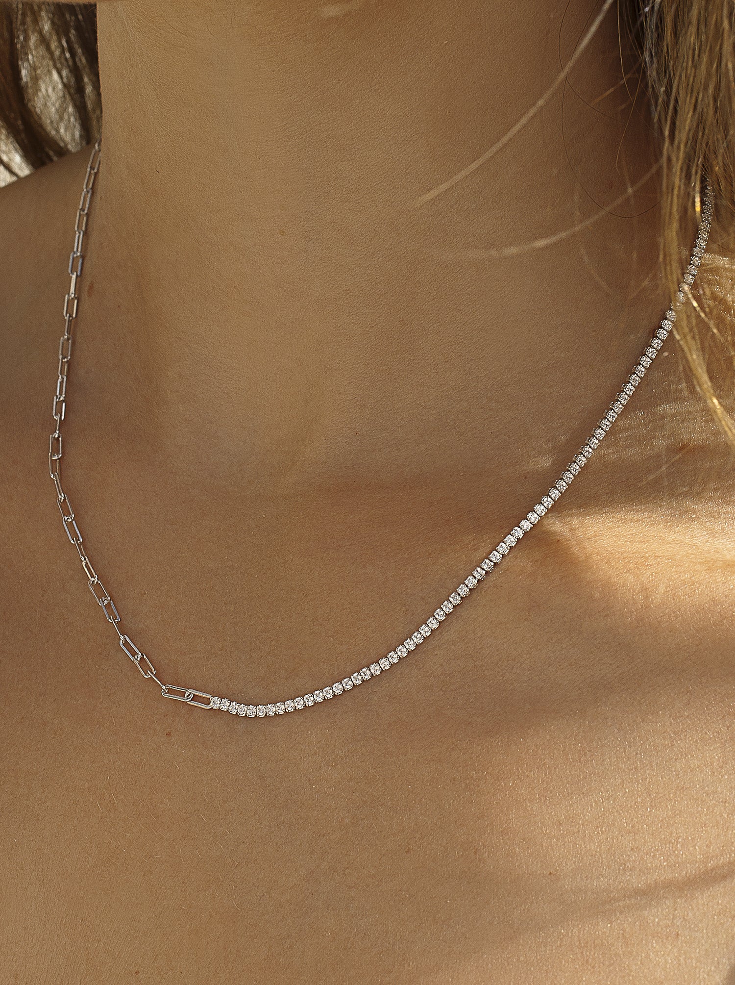 Collares cortos diseño de paper clip y circonitas