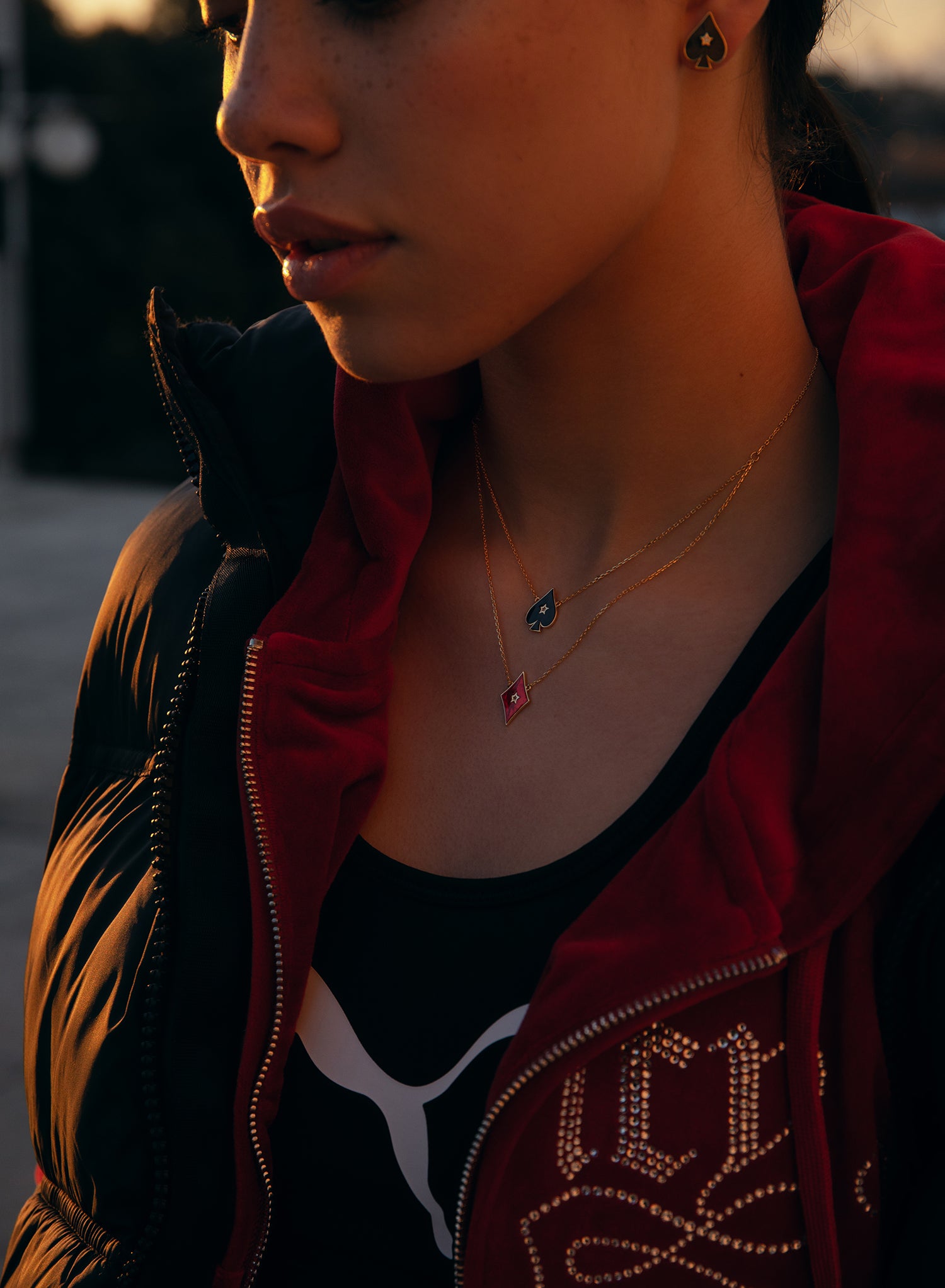 Colgantes pequeños diseño de pica con esmalte y circonita