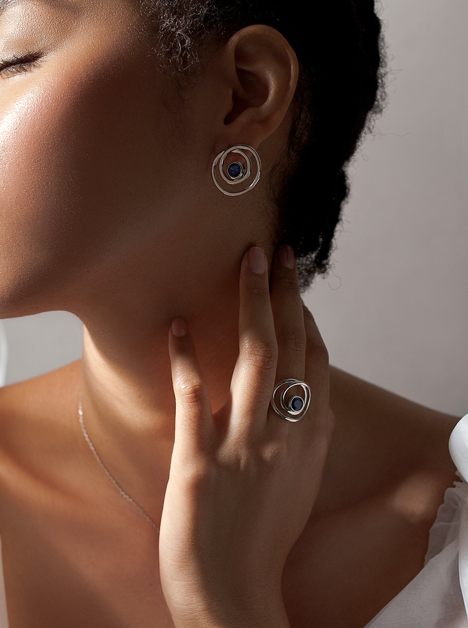 Boucles d'oreilles originales en forme de spirale avec des zirconias de couleur saphir