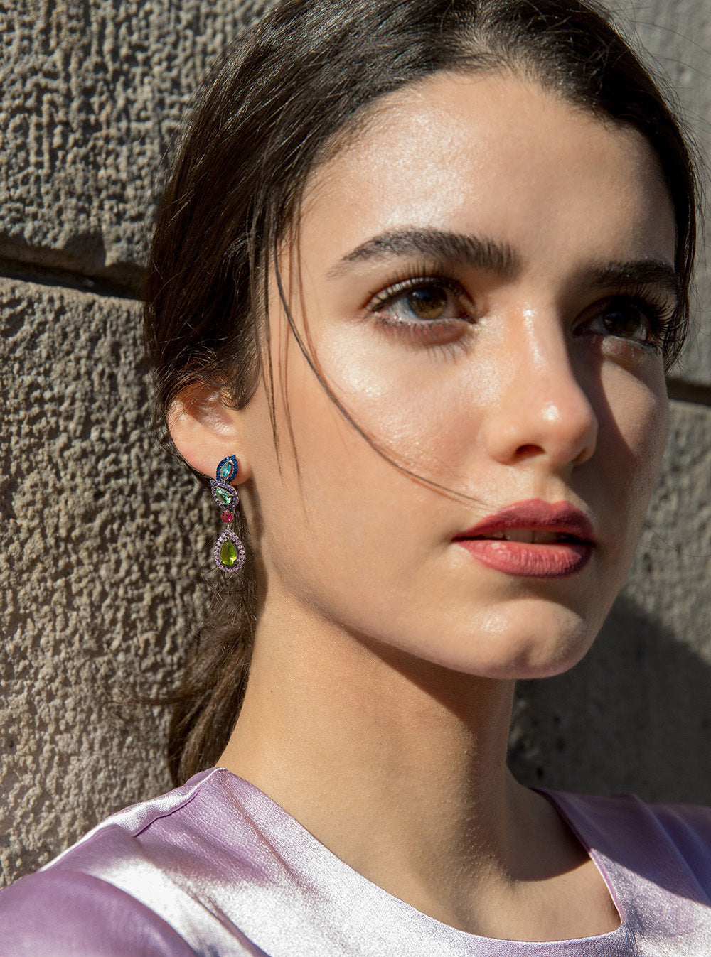 Pendientes de piedras de colores diseño desigual brillantes