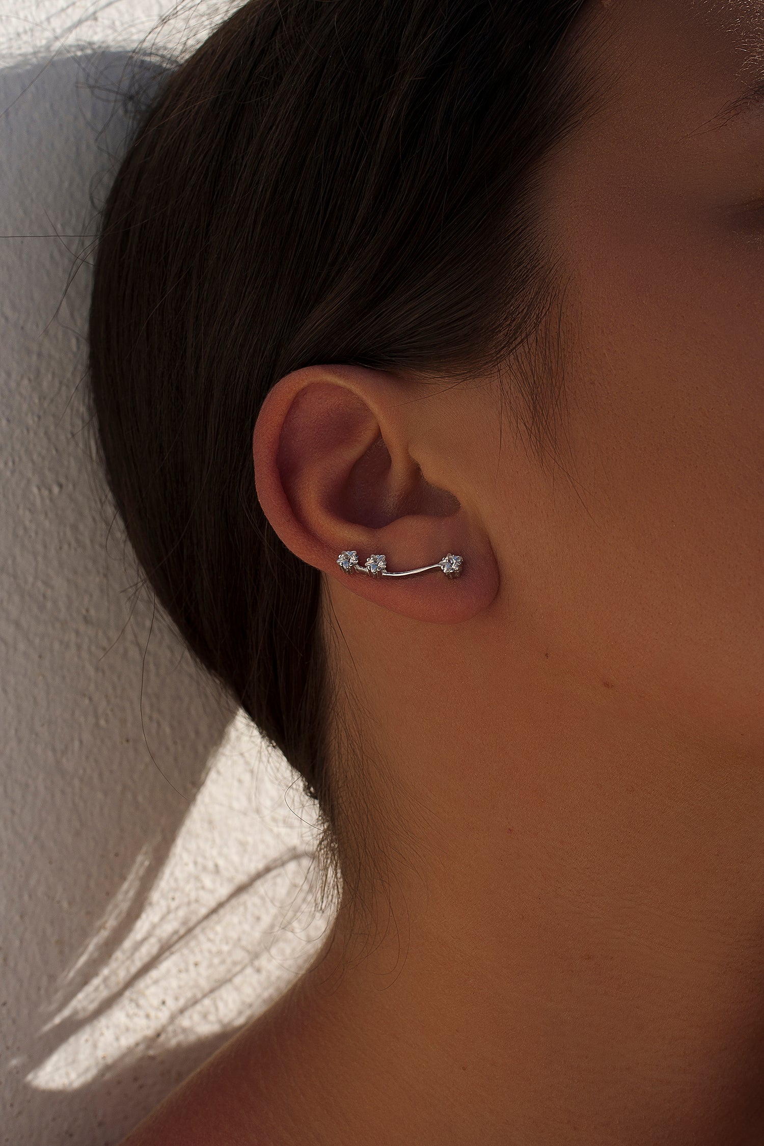 Pendientes trepadores de plata con motivo de circonitas talla estrella laterales