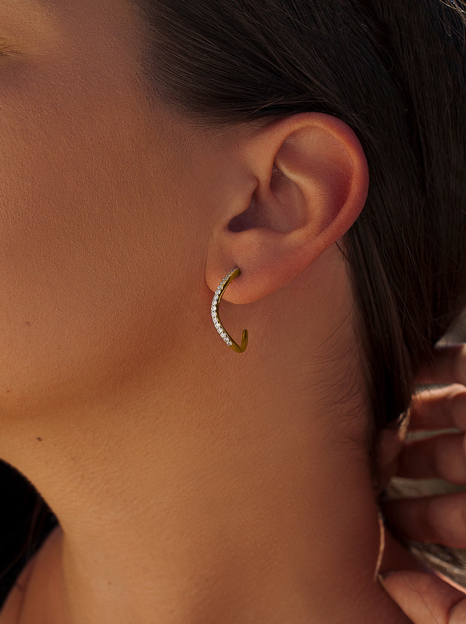 Aros dorados diseño curvilíneo con carril de circonitas