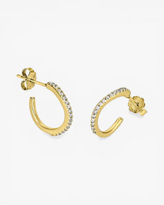 Petites boucles d'oreilles créoles au design curviligne, ornées de zirconiums cubiques et plaquées or.