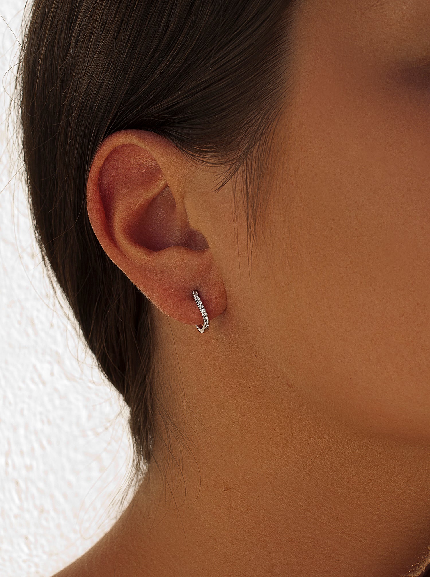 Pendientes aros muy pequeños diseño curvilíneo con circonitas