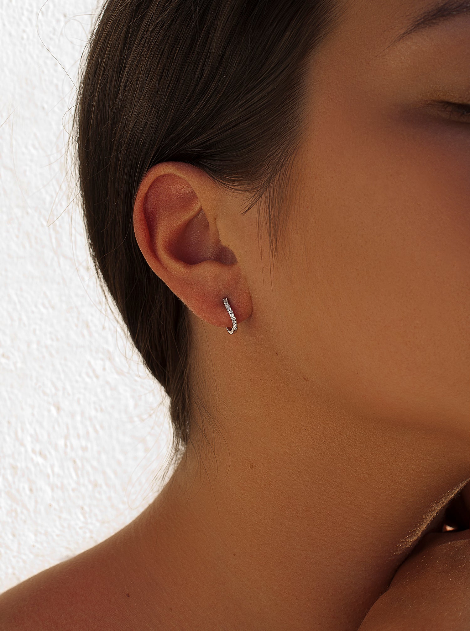 Pendientes aros muy pequeños diseño curvilíneo con circonitas
