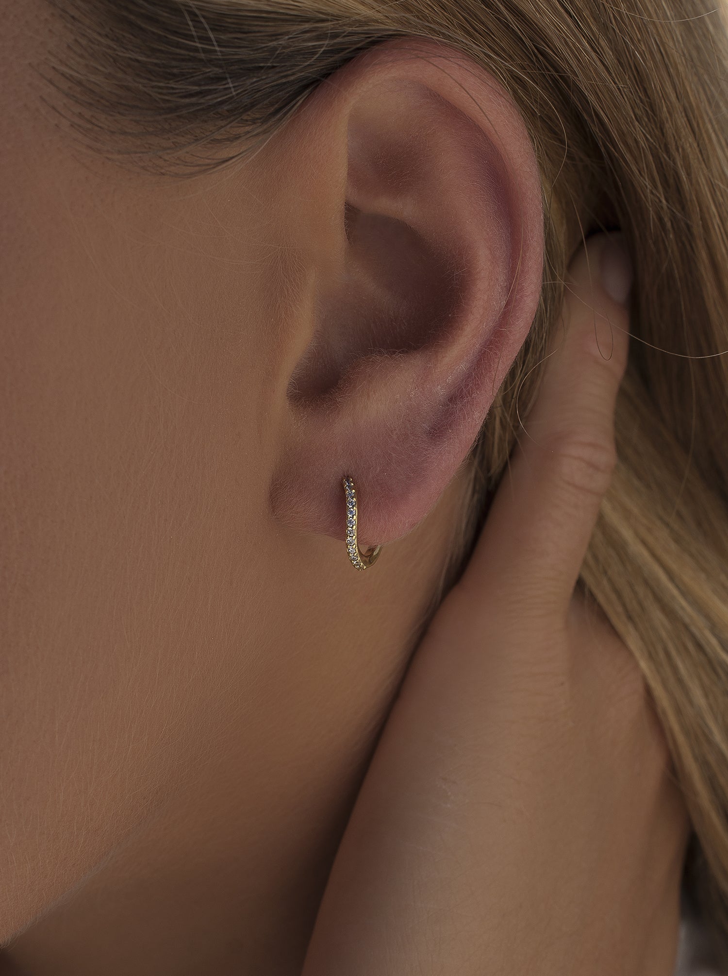Pendientes aros muy pequeños curvilíneos con circonitas y baño de oro