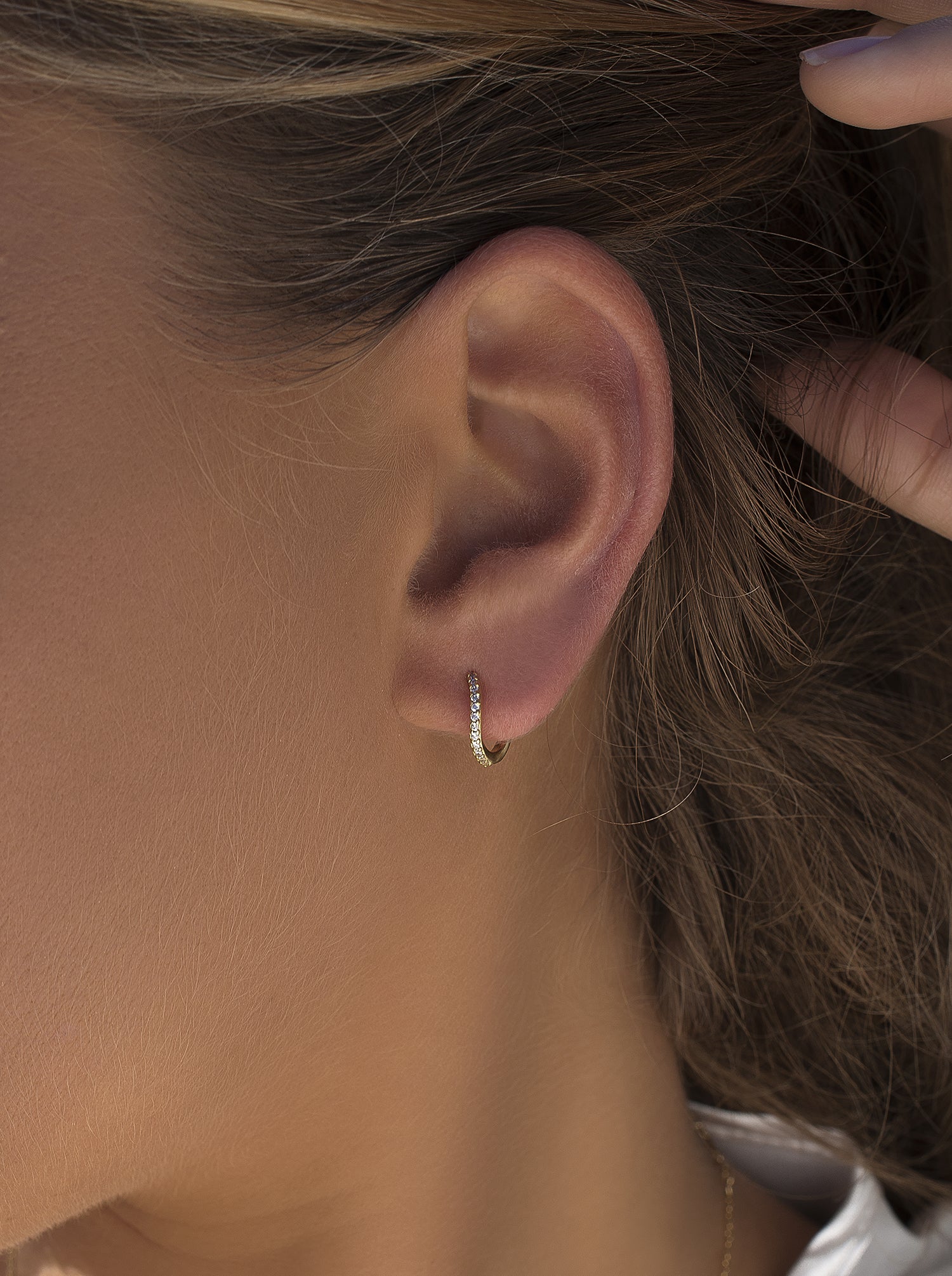 Pendientes aros muy pequeños curvilíneos con circonitas y baño de oro