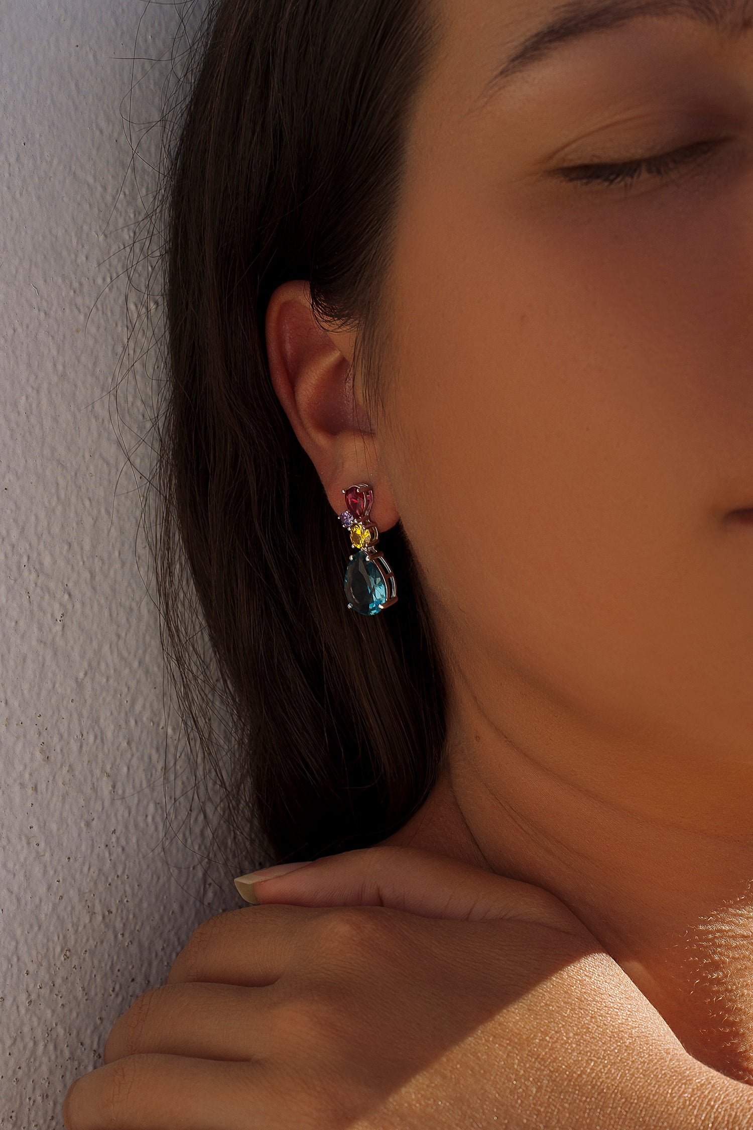 Boucles d'oreilles en pierres de couleur avec motifs de pierres de zirconium