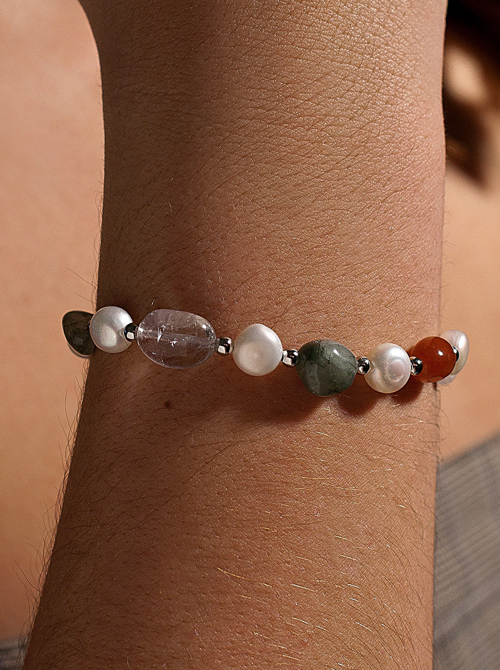 Bracelets ornés de pierres argentées, d'aventurine orange, de quartz rose rutile et de perles d'eau douce.