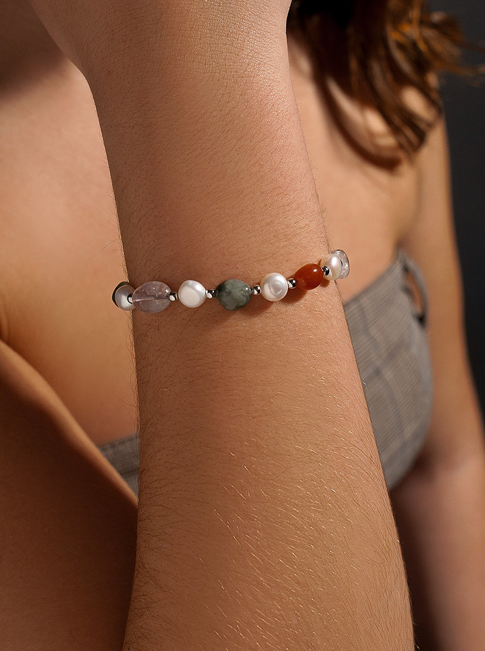 Bracelets ornés de pierres argentées, d'aventurine orange, de quartz rose rutile et de perles d'eau douce.