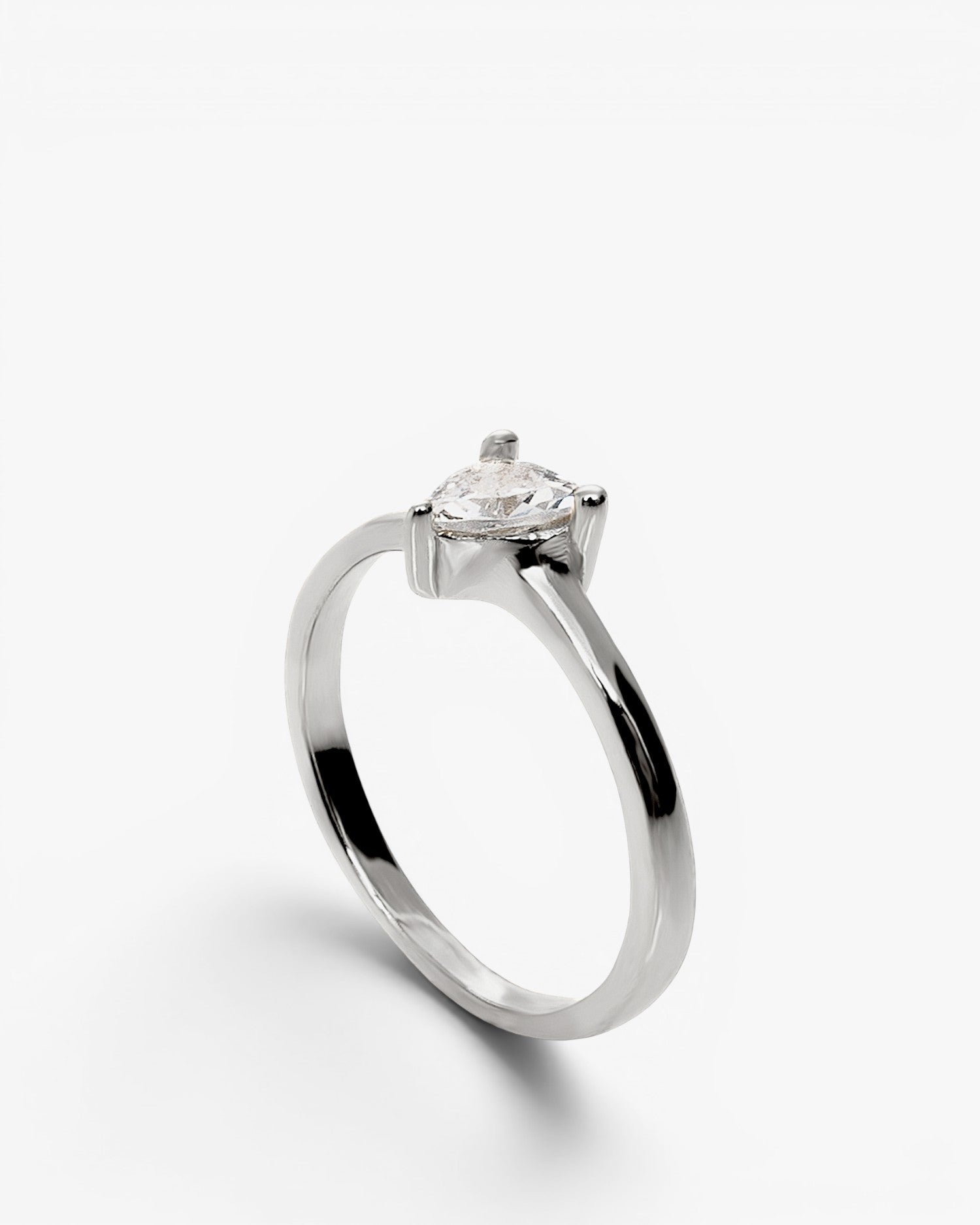 Anillo fino de plata con cuarzo adamantino talla pera