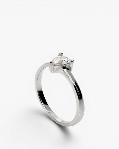 Anillo fino de plata con cuarzo adamantino talla pera