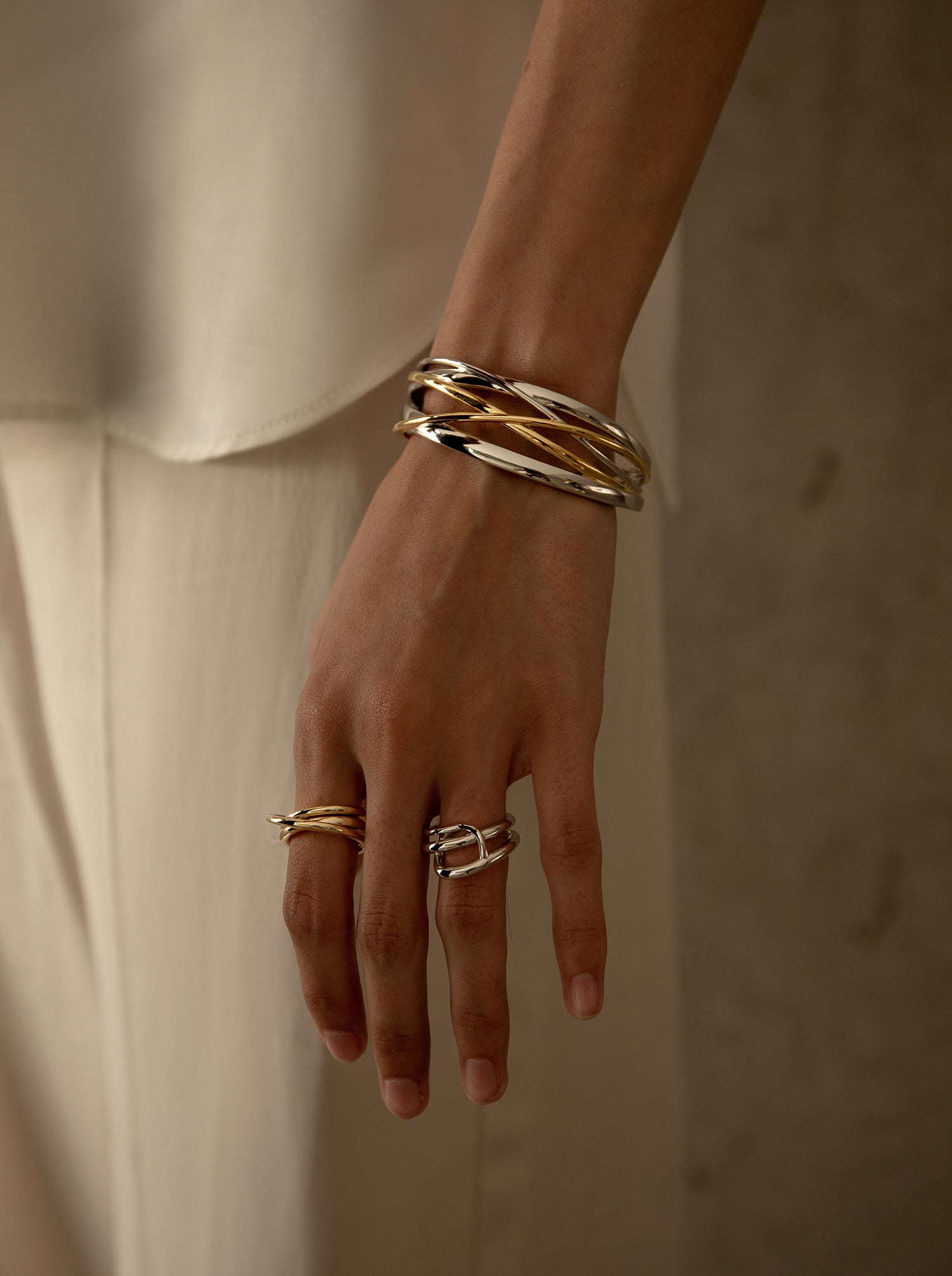 Pulsera esclava de plata bicolor con cruz central de plata bañada en oro