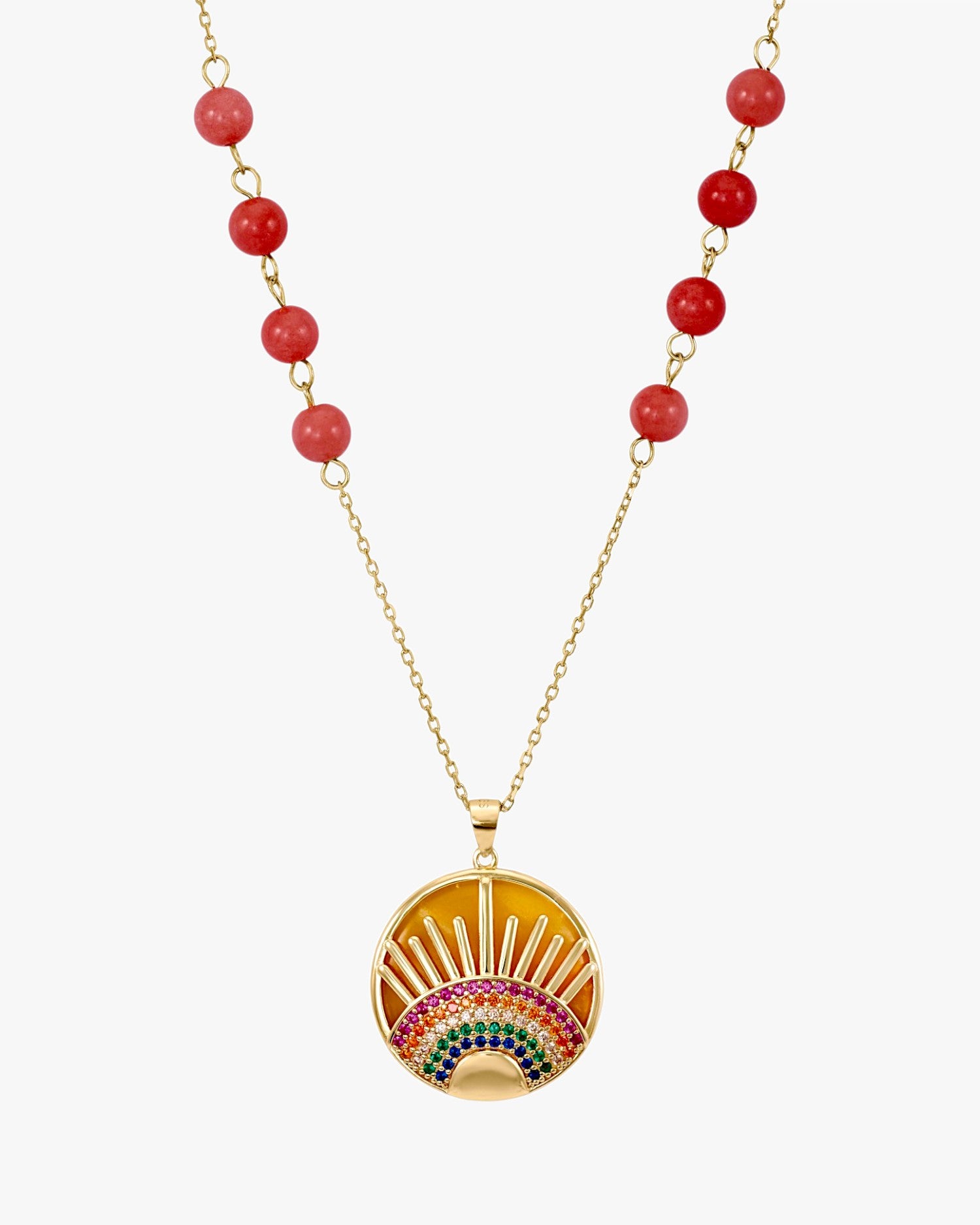Collier orné d'un médaillon représentant un demi-arc-en-ciel et des rayons de soleil.