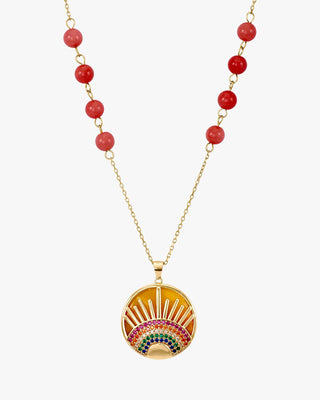Collier orné d'un médaillon représentant un demi-arc-en-ciel et des rayons de soleil.